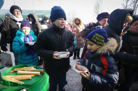 Niños recibiendo el almuerzo en Ucrania Niños recibiendo el almuerzo en Ucrania