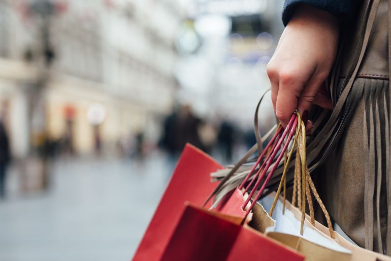Imagen de archivo donde una persona aparece con bolsas de compra. Imagen de archivo donde una persona aparece con bolsas de compra.