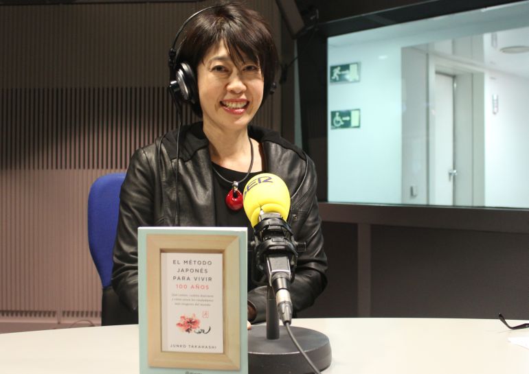 La periodista japonesa, Junko Takahashi, charla sobre su libro, 'El método japonés para vivir 100 años', en 'Hoy por hoy' con Gemma Nierga. La periodista japonesa, Junko Takahashi, charla sobre su libro, 'El método japonés para vivir 100 años', en 'Hoy por hoy' con Gemma Nierga.