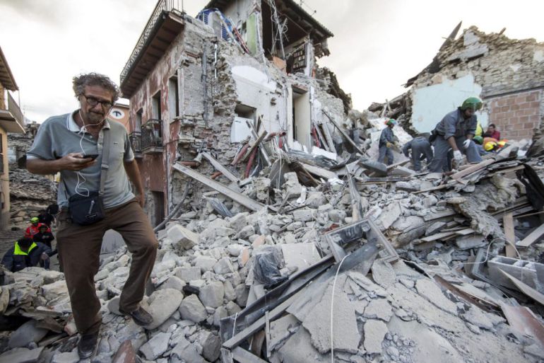 Los equipos de búsqueda y rescate trabajando entre los escombros de un edificio en Amatrice. Los equipos de búsqueda y rescate trabajando entre los escombros de un edificio en Amatrice.