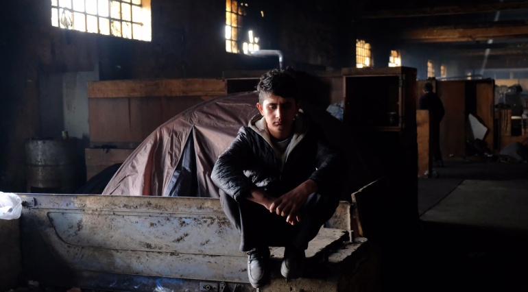 Imagen de un adolescente afgano que se encuentra en el asentamiento de refugiados en Belgrado, tomada este lunes en la capital serbia. Imagen de un adolescente afgano que se encuentra en el asentamiento de refugiados en Belgrado, tomada este lunes en la capital serbia.