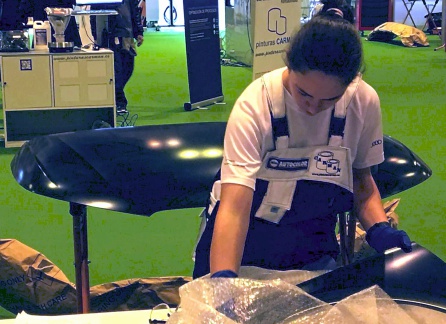 Silvia Folgueira, la ganadora de la medalla de oro en pintura de coches, durante la prueba. Silvia Folgueira, la ganadora de la medalla de oro en pintura de coches, durante la prueba.