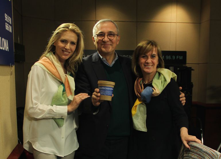 Judit Mascó, Javier Sardà y Gemma Nierga en los estudios de Radio Barcelona presentando el pañuelo solidario contra el cáncer de mujer Judit Mascó, Javier Sardà y Gemma Nierga en los estudios de Radio Barcelona presentando el pañuelo solidario contra el cáncer de mujer