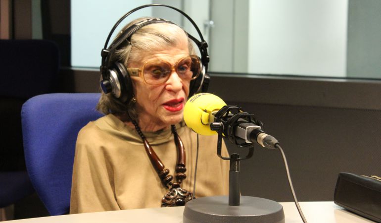 América Jova, madre de Alaska, presenta sus memorias en 'Hoy por hoy' con Gemma Nierga. América Jova, madre de Alaska, presenta sus memorias en 'Hoy por hoy' con Gemma Nierga.