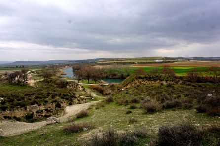 Vista al río Tajo desde el Cerro de La Muela, bajo el que se encuentra Caraca. Vista al río Tajo desde el Cerro de La Muela, bajo el que se encuentra Caraca.