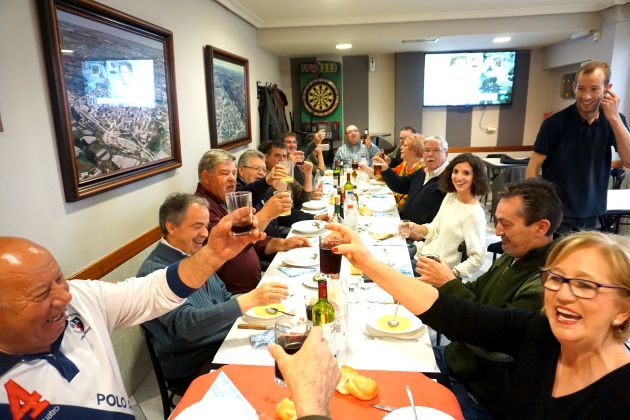 Vecinos de Driebes, durante el almuerzo del cocido que organizan cada viernes. Vecinos de Driebes, durante el almuerzo del cocido que organizan cada viernes.