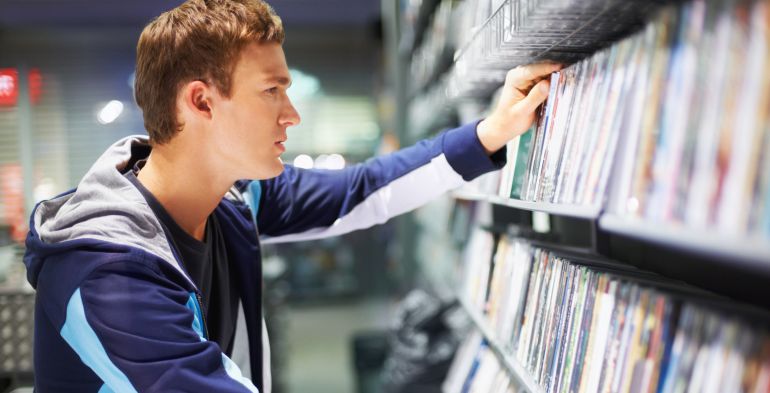 Un joven ante la variedad de películas de un videoclub. Un joven ante la variedad de películas de un videoclub.