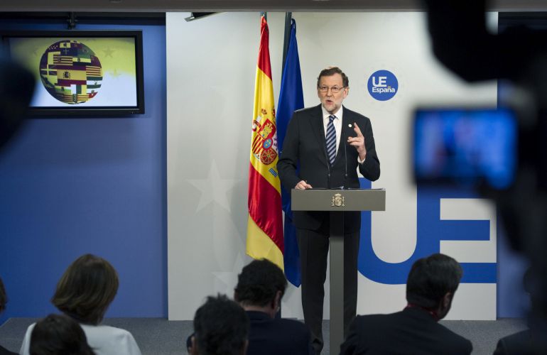 El presidente del Gobierno, Mariano Rajoy, durante la rueda de prensa al término de la reunión de Bruselas de los líderes de la Unión Europea. El presidente del Gobierno, Mariano Rajoy, durante la rueda de prensa al término de la reunión de Bruselas de los líderes de la Unión Europea.