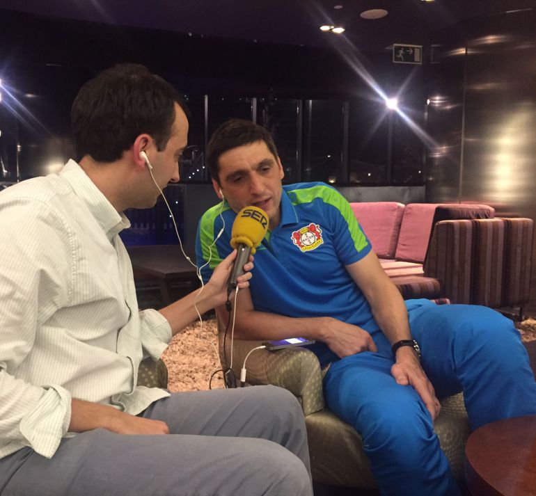 Tayfun, junto a Antón Meana, charla con Manu Carreño en 'El Larguero' Tayfun, junto a Antón Meana, charla con Manu Carreño en 'El Larguero'