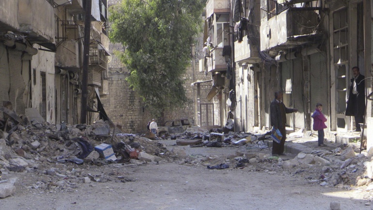 A pesar de la abrumadora destrucción de los populares barrios del este de Alepo, donde los rebeldes se alzaron contra el presidente Bashar al Asad, algunos vecinos han empezado a volver a sus casas. A pesar de la abrumadora destrucción de los populares barrios del este de Alepo, donde los rebeldes se alzaron contra el presidente Bashar al Asad, algunos vecinos han empezado a volver a sus casas.