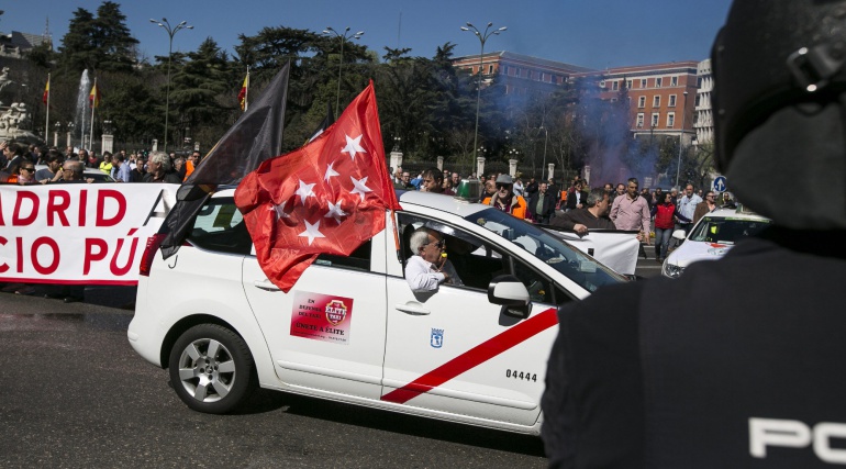 Algunos de los taxistas que se han manifestado este en Madrid durante dos horas bajo el lema 'Que Madrid apueste por el servicio público de taxi'. Algunos de los taxistas que se han manifestado este en Madrid durante dos horas bajo el lema 'Que Madrid apueste por el servicio público de taxi'.
