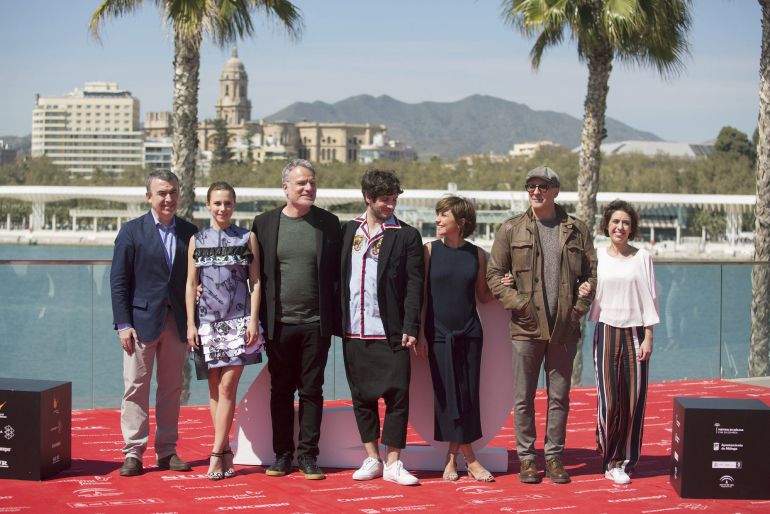 El director de cine Andrés Koppel (3i); el escritor Lorenzo Silva (i); los actores Quim Gutiérrez (c), Aura Garrido (2i), Marian Álvarez (3d) y Roberto Álamo (2d), y la productora Mercedes Gamero (d) posan tras en el Puerto de la capital malagueña tras presentar "La Niebla y la Doncella" en el XX Festival de Cine en Español de Málaga El director de cine Andrés Koppel (3i); el escritor Lorenzo Silva (i); los actores Quim Gutiérrez (c), Aura Garrido (2i), Marian Álvarez (3d) y Roberto Álamo (2d), y la productora Mercedes Gamero (d) posan tras en el Puerto de la capital malagueña tras presentar "La Niebla y la Doncella" en el XX Festival de Cine en Español de Málaga