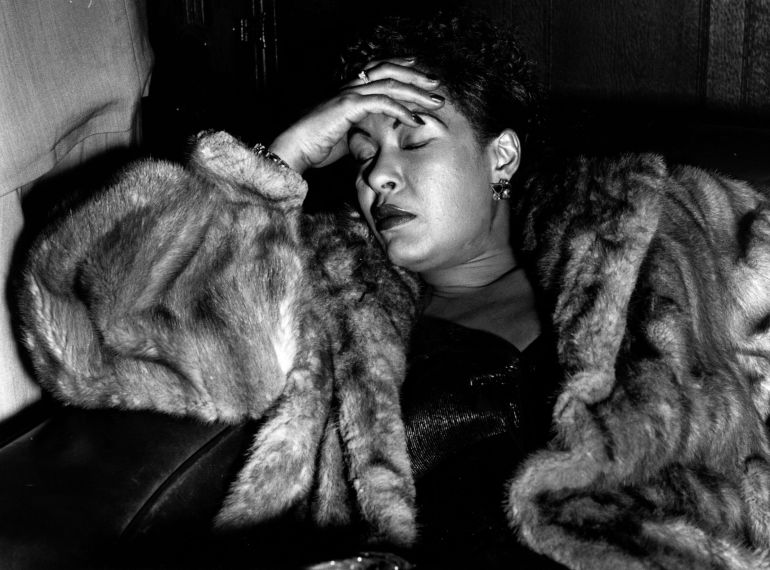 Billie Holiday durmiendo en el backstage de un concierto en 1954 Billie Holiday durmiendo en el backstage de un concierto en 1954