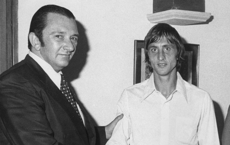 Agustí Montal, que dirigió el club catalán entre 1969 y 1977, da la bienvenida al club al jugador holandés Johan Cruyff Agustí Montal, que dirigió el club catalán entre 1969 y 1977, da la bienvenida al club al jugador holandés Johan Cruyff