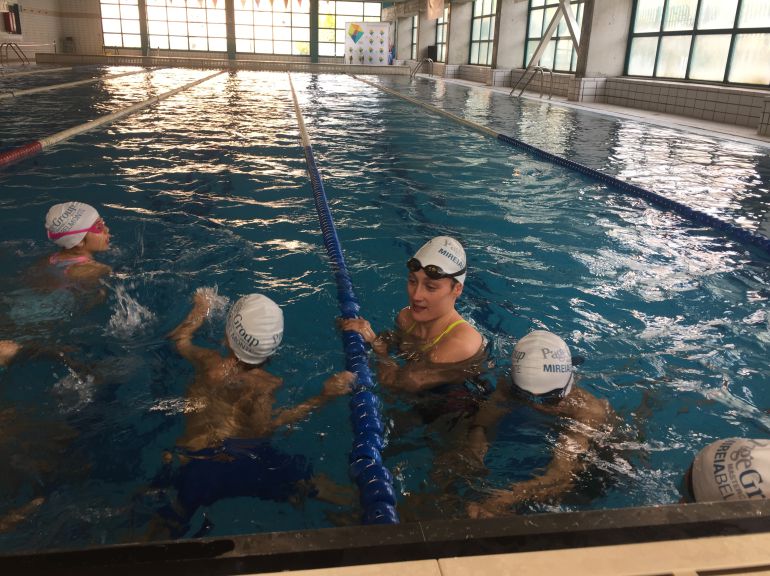 Mireia Belmonte en la piscina con niños de entre 6 y 12 años. Mireia Belmonte en la piscina con niños de entre 6 y 12 años.
