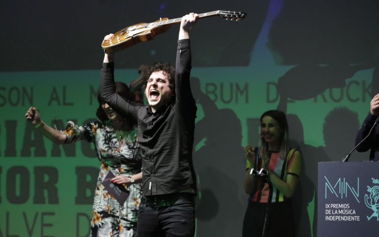 El grupo Triángulo de Amor Bizarro recoge el galardón Gibson al mejor albun de rock, hoy durante la IX edición de los Premios de la Música Independiente que se celebra en el Teatro Nuevo Apolo de Madrid. El grupo Triángulo de Amor Bizarro recoge el galardón Gibson al mejor albun de rock, hoy durante la IX edición de los Premios de la Música Independiente que se celebra en el Teatro Nuevo Apolo de Madrid.
