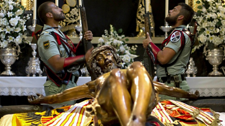 Imagen del Cristo de la Buena Muerte escoltado por dos legionarios. Imagen del Cristo de la Buena Muerte escoltado por dos legionarios.