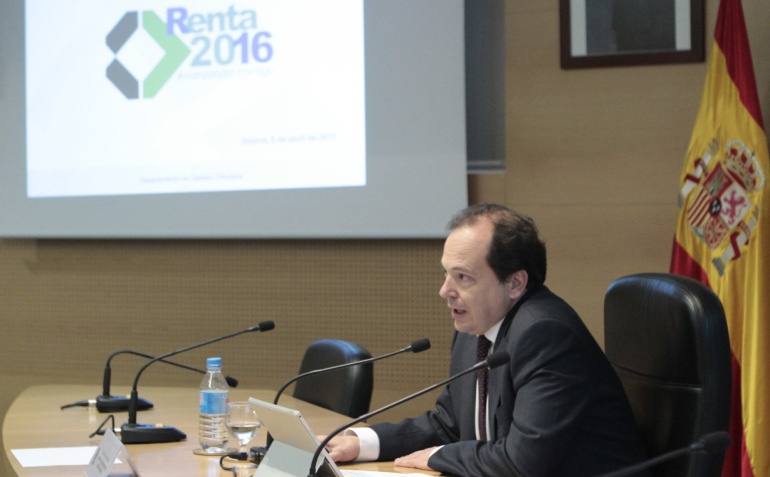 El director del Departamento de Gestión de la Agencia Tributaria, Rufino de la Rosa, durante la presentación este miércoles en Madrid de la Campaña del IRPF 2016. El director del Departamento de Gestión de la Agencia Tributaria, Rufino de la Rosa, durante la presentación este miércoles en Madrid de la Campaña del IRPF 2016.