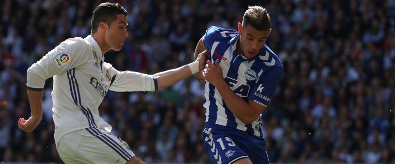 Theo Hernández pelea por un balón con Cristiano Ronaldo Theo Hernández pelea por un balón con Cristiano Ronaldo