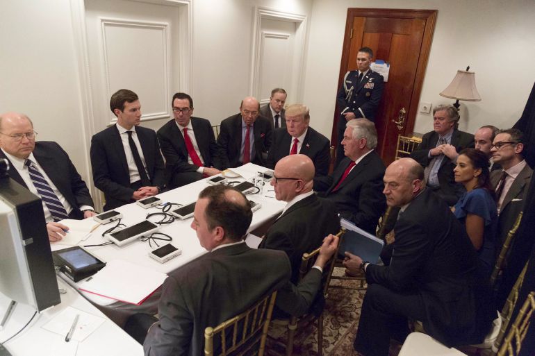 Fotografía facilitada por la Casa Blanca hoy, 7 de abril de 2017, que muestra al presidente estadounidense Donald Trump (c), durante una sesión informativa sobre los bombardeos en Siria, en su resort de Palm Beach, Florida, Estados Unidos, ayer, 6 de abril de 2017. Fotografía facilitada por la Casa Blanca hoy, 7 de abril de 2017, que muestra al presidente estadounidense Donald Trump (c), durante una sesión informativa sobre los bombardeos en Siria, en su resort de Palm Beach, Florida, Estados Unidos, ayer, 6 de abril de 2017.