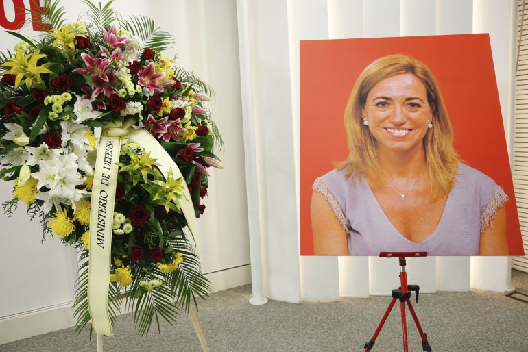 Una corona de flores enviada por el Ministerio de Defensa y un retrato de Carme Chacón, exministra socialista de Defensa y exvicepresidenta primera del Congreso, que falleció ayer en Madrid a los 46 años ,en la sede del PSOE donde ha quedado instalada la capilla ardiente de la exdirigente socialista Una corona de flores enviada por el Ministerio de Defensa y un retrato de Carme Chacón, exministra socialista de Defensa y exvicepresidenta primera del Congreso, que falleció ayer en Madrid a los 46 años ,en la sede del PSOE donde ha quedado instalada la capilla ardiente de la exdirigente socialista