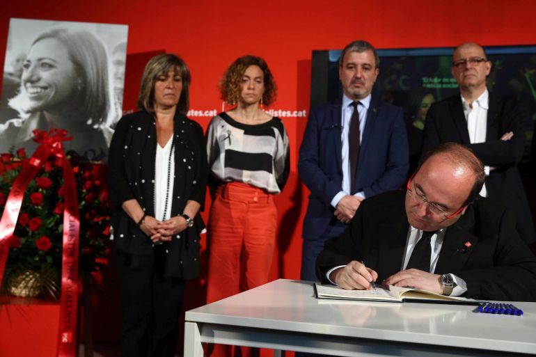 El primer secretario del PSC, Miquel Iceta, firma en el libro de condolencias instalado en la sede del PSC en Barcelona en memoria de la exministra socialista Carme Chacón, fallecida ayer a los 46 años, acompañado de los dirigentes del partido Núria Marín , Meritxel Batet, Jaume Collboni y José Zaragoza El primer secretario del PSC, Miquel Iceta, firma en el libro de condolencias instalado en la sede del PSC en Barcelona en memoria de la exministra socialista Carme Chacón, fallecida ayer a los 46 años, acompañado de los dirigentes del partido Núria Marín , Meritxel Batet, Jaume Collboni y José Zaragoza