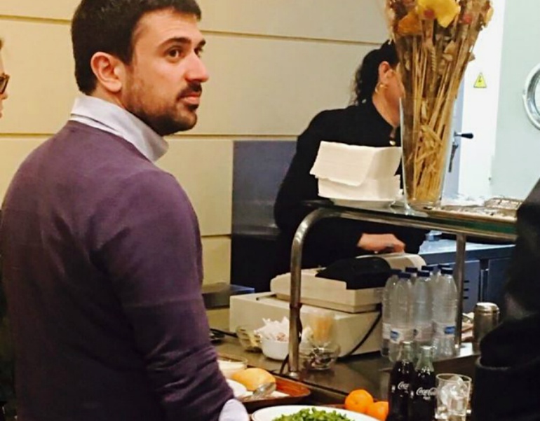 Ramón Espinar, 'cazado' en el comedor del Senado con dos botellines de Coca-Cola en su bandeja. Ramón Espinar, 'cazado' en el comedor del Senado con dos botellines de Coca-Cola en su bandeja.