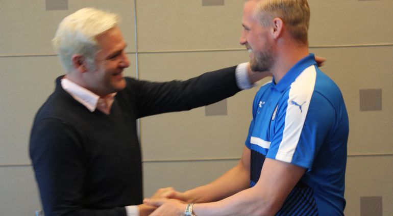 Kasper Schmeichel saluda a Santi Cañizares antes de la entrevista Kasper Schmeichel saluda a Santi Cañizares antes de la entrevista