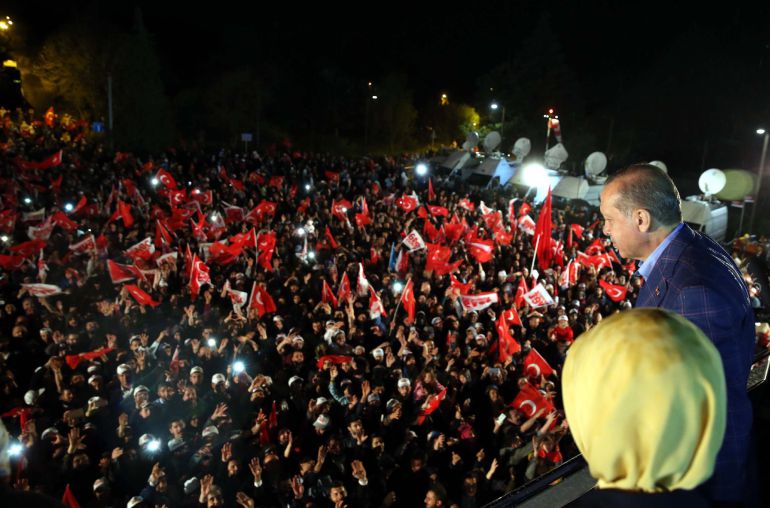 El ministro turco Recep Tayyip Erdogan junto a su mujer Emine observa a los seguidores. El ministro turco Recep Tayyip Erdogan junto a su mujer Emine observa a los seguidores.