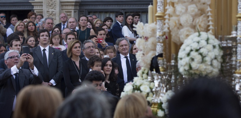 Los ministros de Defensa, María Dolores de Cospedal y de Interior, Juan Ignacio Zoido contemplan desde uno de los palcos del ayuntamiento de Sevilla uno de los pasos de palio que procesionaron el Sábado Santo por las calles de la capital andaluza. Los ministros de Defensa, María Dolores de Cospedal y de Interior, Juan Ignacio Zoido contemplan desde uno de los palcos del ayuntamiento de Sevilla uno de los pasos de palio que procesionaron el Sábado Santo por las calles de la capital andaluza.