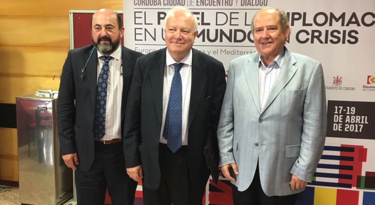 De izquierda a derecha, Manuel Torres Aguilar, vicerrector de la Universidad Internacional de Andalucía, el exministro Miguel Ángel Moratinos y José Manuel Coca, un asistente el congreso. De izquierda a derecha, Manuel Torres Aguilar, vicerrector de la Universidad Internacional de Andalucía, el exministro Miguel Ángel Moratinos y José Manuel Coca, un asistente el congreso.