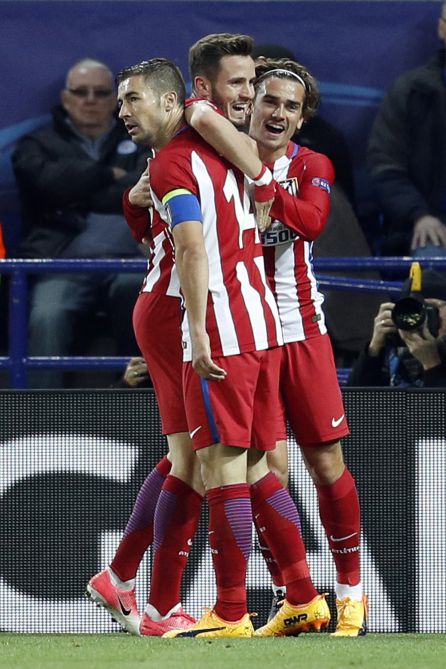 Los jugadores rojiblancos felicitan a Saúl por su gol al Leicester. Los jugadores rojiblancos felicitan a Saúl por su gol al Leicester.