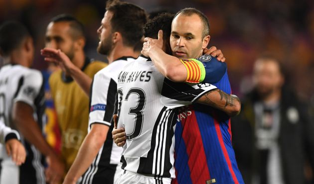 Dani Alves abraza a Andrés Iniesta al término del Barcelona - Juventus. Dani Alves abraza a Andrés Iniesta al término del Barcelona - Juventus.