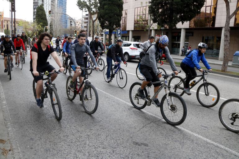 Un grupo de ciclistas realiza una marcha reivindicativa en Barcelona para pedir carriles bici. Un grupo de ciclistas realiza una marcha reivindicativa en Barcelona para pedir carriles bici.