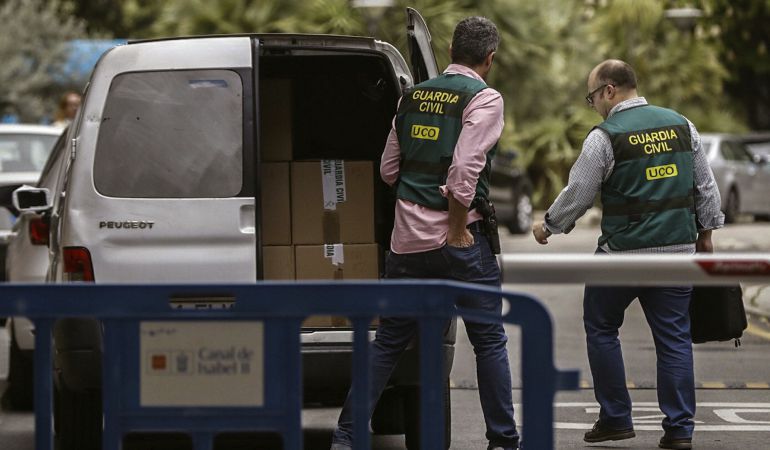 Agentes de la Unidad Central Operativa de la Guardia Civil (UCO), durante el registro que han llevado a cabo hoy en la sede del Canal de Isabel II, en el marco de una operación contra la corrupción en la empresa pública, en la que han sido detenidas doce personas, incluido el expresidente de la Comunidad de Madrid Ignacio González. Agentes de la Unidad Central Operativa de la Guardia Civil (UCO), durante el registro que han llevado a cabo hoy en la sede del Canal de Isabel II, en el marco de una operación contra la corrupción en la empresa pública, en la que han sido detenidas doce personas, incluido el expresidente de la Comunidad de Madrid Ignacio González.