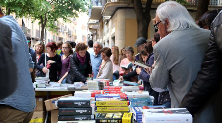 Algunos lectores hojean libros este domingo 23 de abril de 2017 en una de las paradas de la Rambla. Algunos lectores hojean libros este domingo 23 de abril de 2017 en una de las paradas de la Rambla.