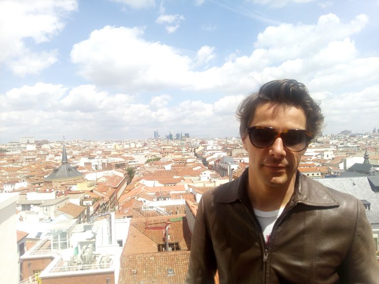 John Franks, el cantante de Smile, echando de menos el mar en la terraza de Radio Madrid John Franks, el cantante de Smile, echando de menos el mar en la terraza de Radio Madrid