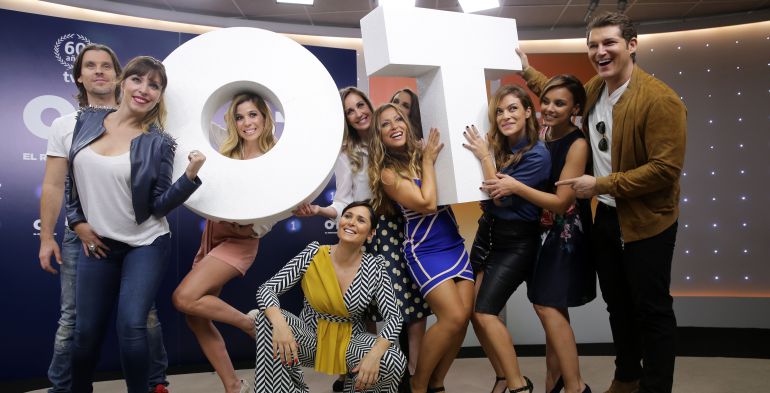 Gisela, Natalia, Rosa Lopez, Mireia Montavez, Nuria Fergo, Veronica Romeo, Geno Machado, Chenoa y Manu Tenorio en el reencuentro de OT en octubre de 2016.