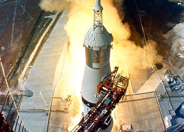 Despegue del cohete Saturno V de la misión Apolo 11 que puso al primer ser humano en la Luna, en julio de 1969. Despegue del cohete Saturno V de la misión Apolo 11 que puso al primer ser humano en la Luna, en julio de 1969.