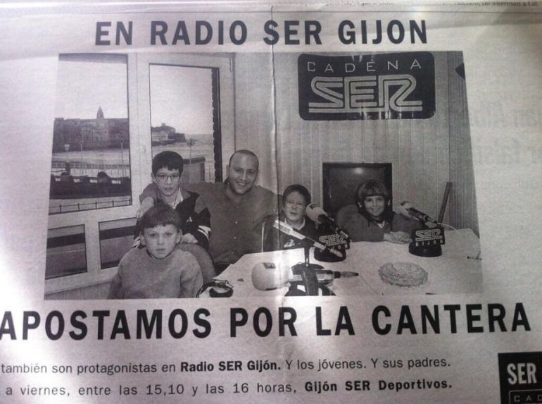 Un recorte de prensa de Denis Cheryshev con Manfredo Álvarez en SER Gijón Un recorte de prensa de Denis Cheryshev con Manfredo Álvarez en SER Gijón