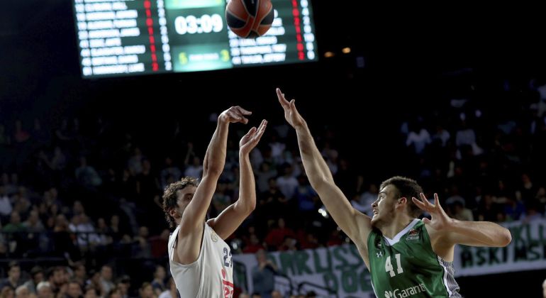 Sergio Llull lanza a canasta ante Darussafaka Sergio Llull lanza a canasta ante Darussafaka