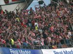 GRA388. MADRID, 02/05/2017.- Aficionados del Atlético de Madrid animan a su equipo, durante el partido de las semifinales de la Liga de Campeones ante el Real Madrid que están disputando esta noche en el estadio Santiago Bernabéu. EFE/Javier Lizón