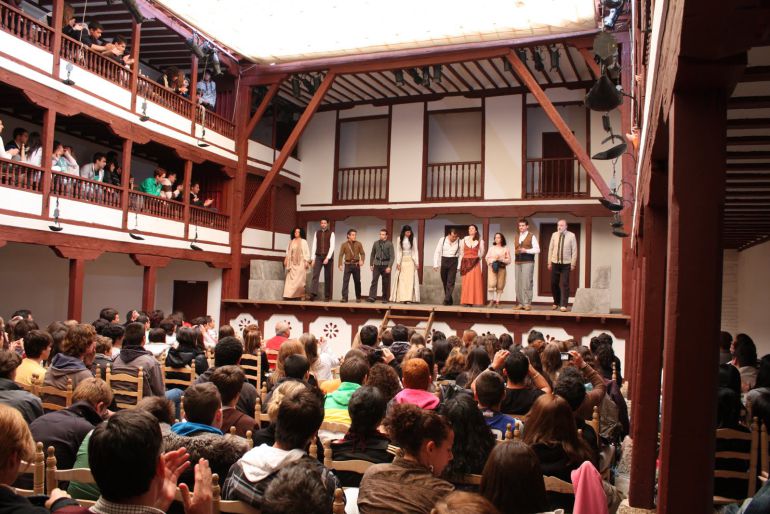 Representación teatral en un corral de comedias Representación teatral en un corral de comedias