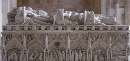 Tumba que Pedro I de Portugal mandó construir en honor a su mujer, Inés de Castro. Pies con pies para que lo primero que viese Pedro al abrir los ojos en su resurreción fuesen los ojos de Inés. Tumba que Pedro I de Portugal mandó construir en honor a su mujer, Inés de Castro. Pies con pies para que lo primero que viese Pedro al abrir los ojos en su resurreción fuesen los ojos de Inés.