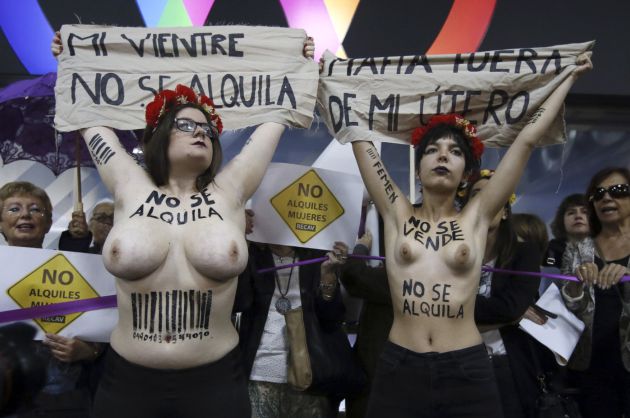 Activistas de FEMEN durante la protesta en la entrada del hotel donde se celebra la feria "Surrofair" de promoción de la gestación subrogada Activistas de FEMEN durante la protesta en la entrada del hotel donde se celebra la feria "Surrofair" de promoción de la gestación subrogada