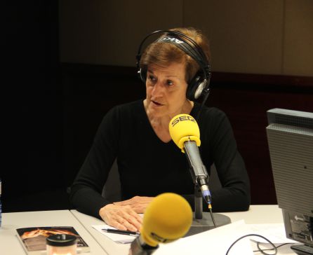 Adela Cortina en el estudio de Radio Barcelona Adela Cortina en el estudio de Radio Barcelona