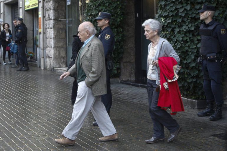 El expresident de la Generalitat Jordi Pujol y su mujer Marta Ferrusola, saliendo de su domicilio El expresident de la Generalitat Jordi Pujol y su mujer Marta Ferrusola, saliendo de su domicilio