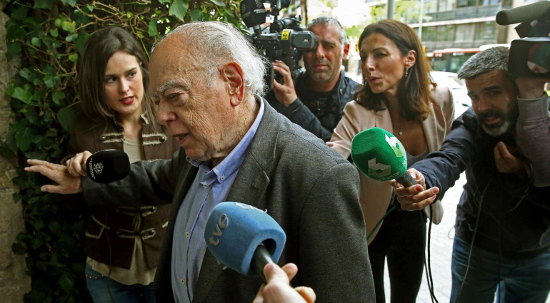 El expresidente de la Generalitat Jordi Pujol, a su llegada este martes a su domicilio de Barcelona, donde no ha querido hacer declaraciones. El expresidente de la Generalitat Jordi Pujol, a su llegada este martes a su domicilio de Barcelona, donde no ha querido hacer declaraciones.