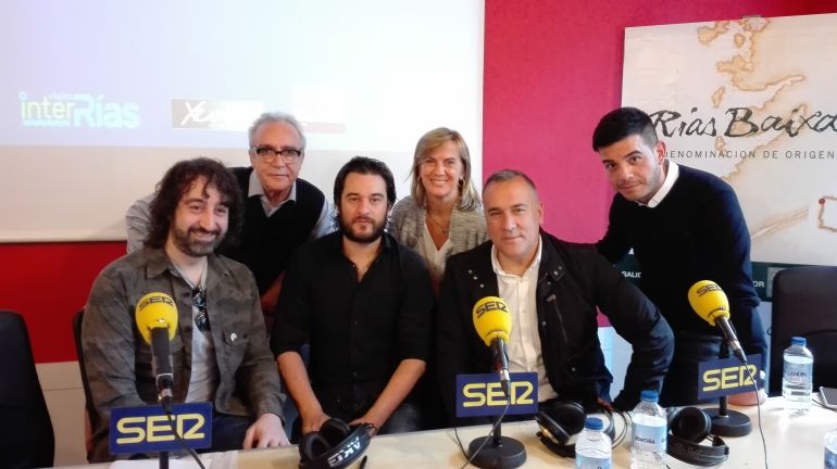 Marcos Torres (primero por la derecha) junto a Rafa Cabeleira, Juan José Millás, Manuel Jabois Gemma Niergay Xabier Fortes Marcos Torres (primero por la derecha) junto a Rafa Cabeleira, Juan José Millás, Manuel Jabois Gemma Niergay Xabier Fortes