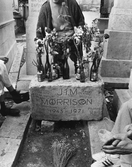 La tumba de Jim Morrison en un cementerio de París La tumba de Jim Morrison en un cementerio de París